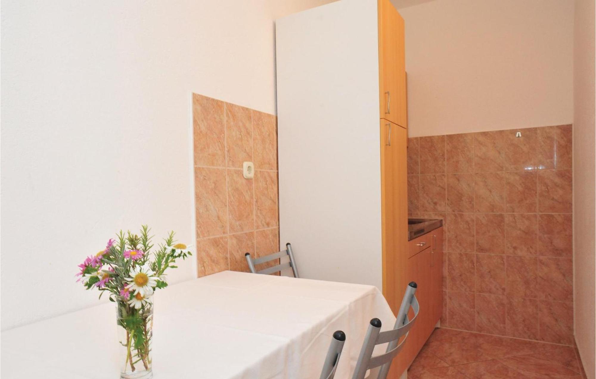 1 Bedroom Awesome Apartment In 로크바 로고즈니차 외부 사진