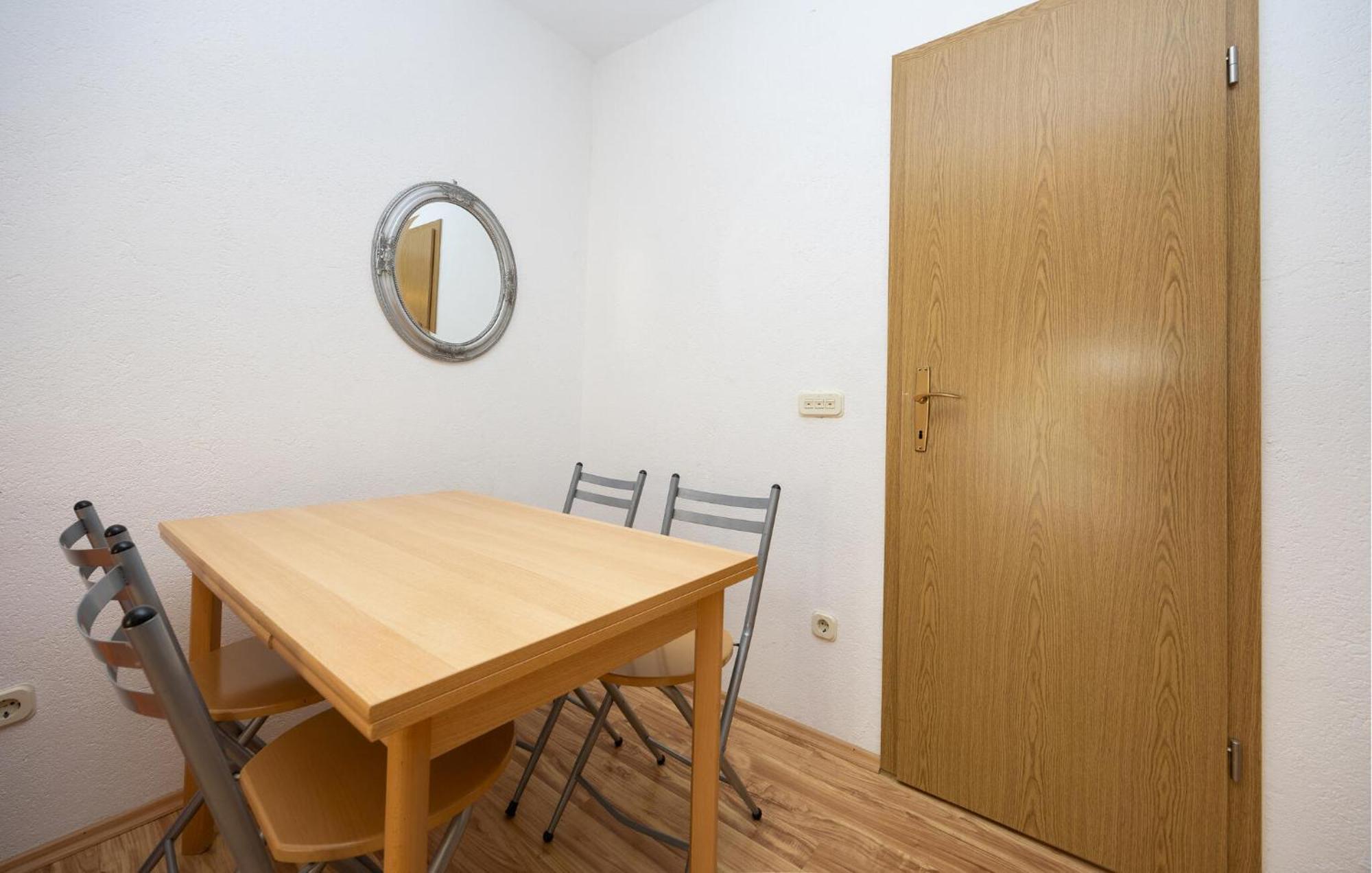 1 Bedroom Awesome Apartment In 로크바 로고즈니차 외부 사진